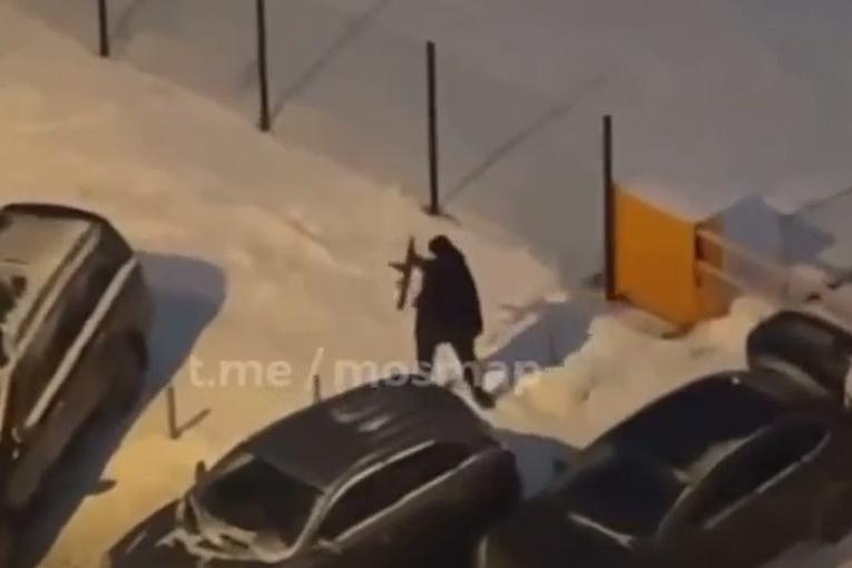 Мужчину с автоматом засекли на парковке в Химках