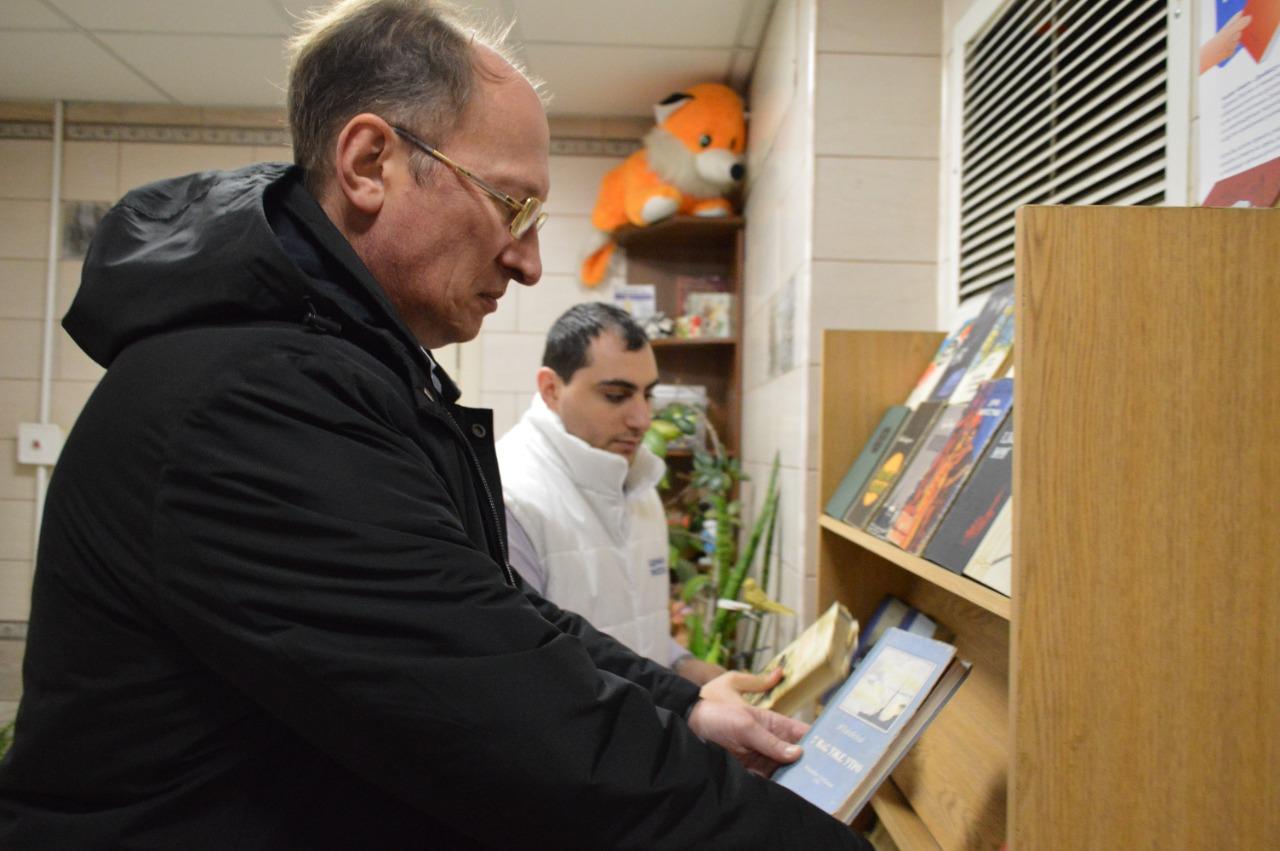 В подъезде жилого дома Люберец открылся первый пункт приема книг для жителей Донбасса