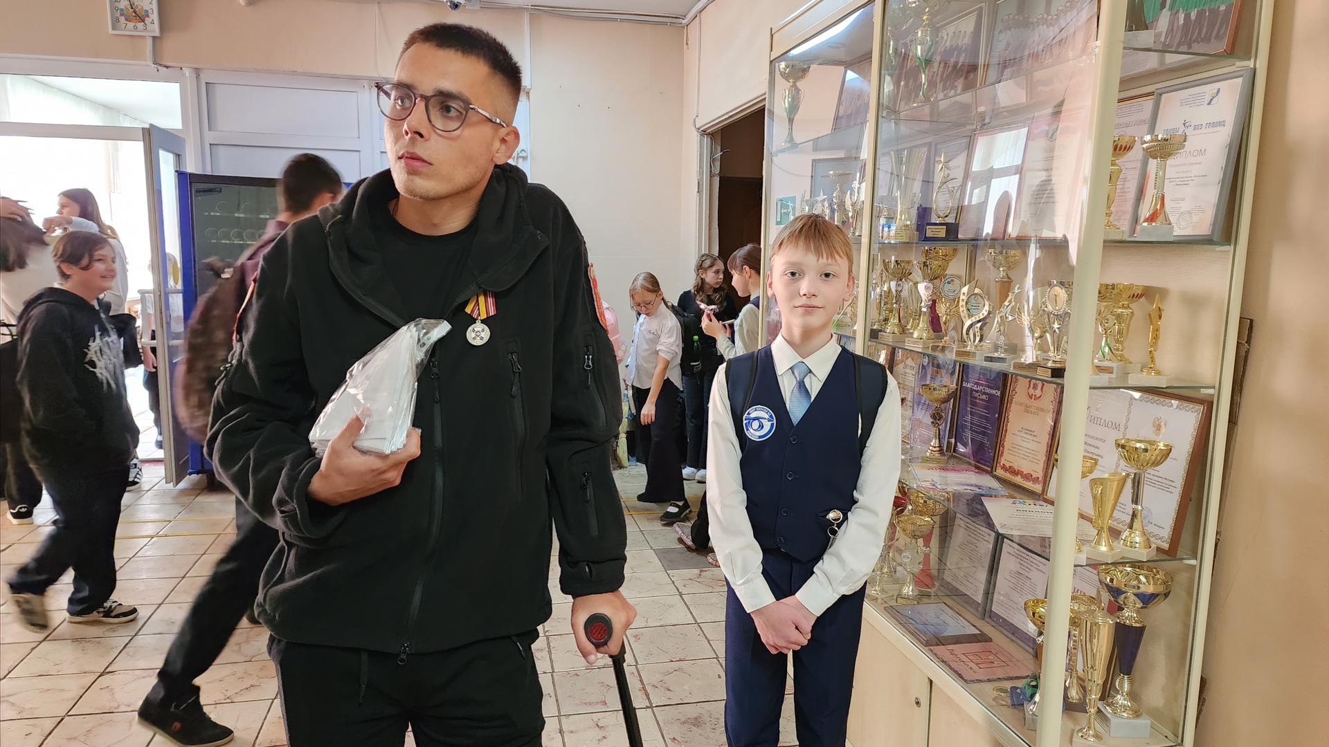 «Учителя обнимают меня, как родного»: герой СВО из Ивантеевки навестил родную школу и поздравил педагогов с праздником