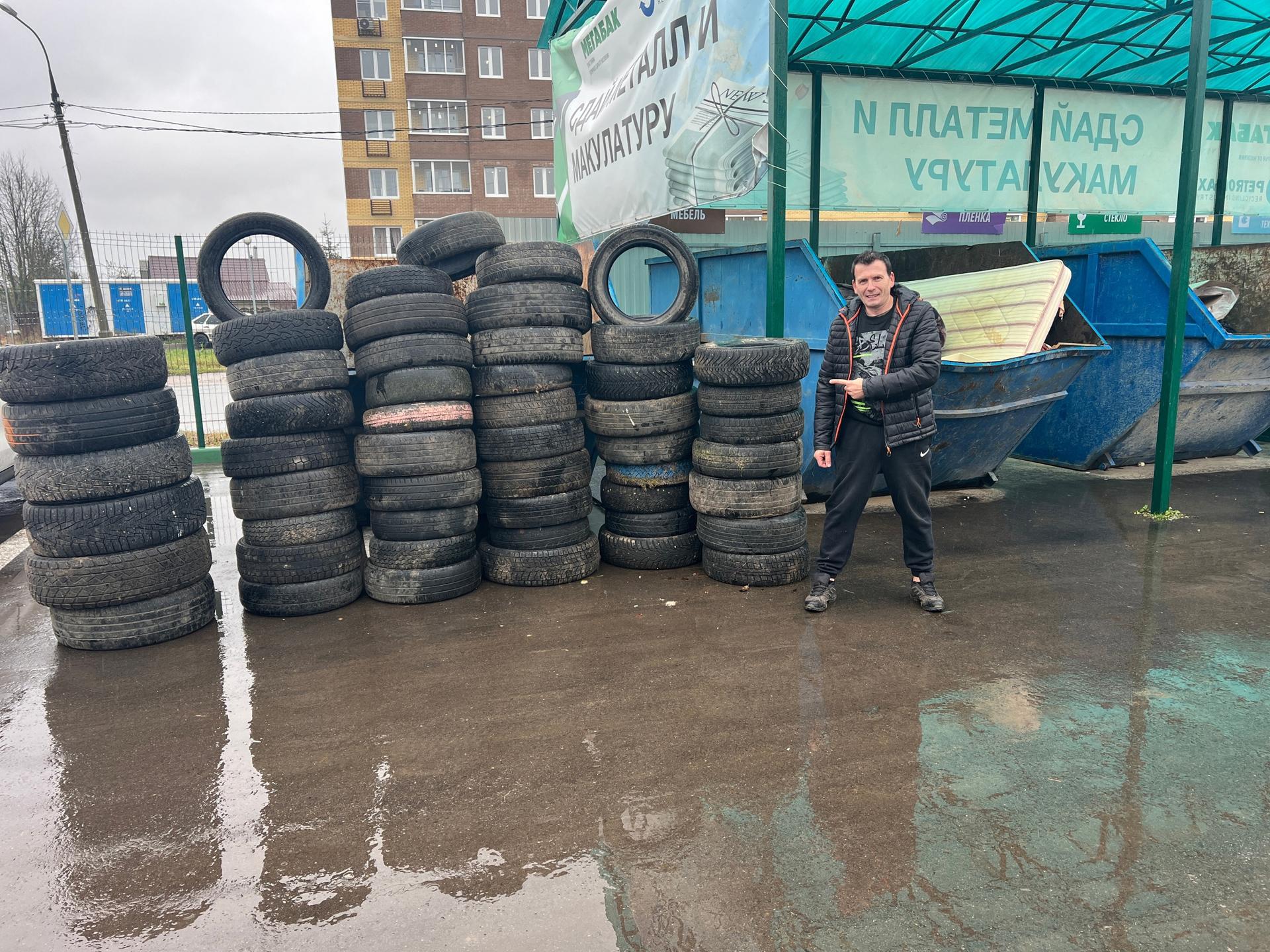 Житель Солнечногорска собрал полсотни шин по городу и отвез их в спецприемник