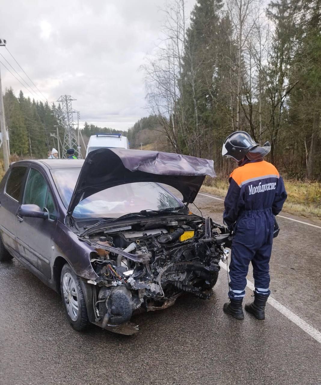 Спасатели вытащили мужчину из разбитого автомобиля после ДТП около Тучково