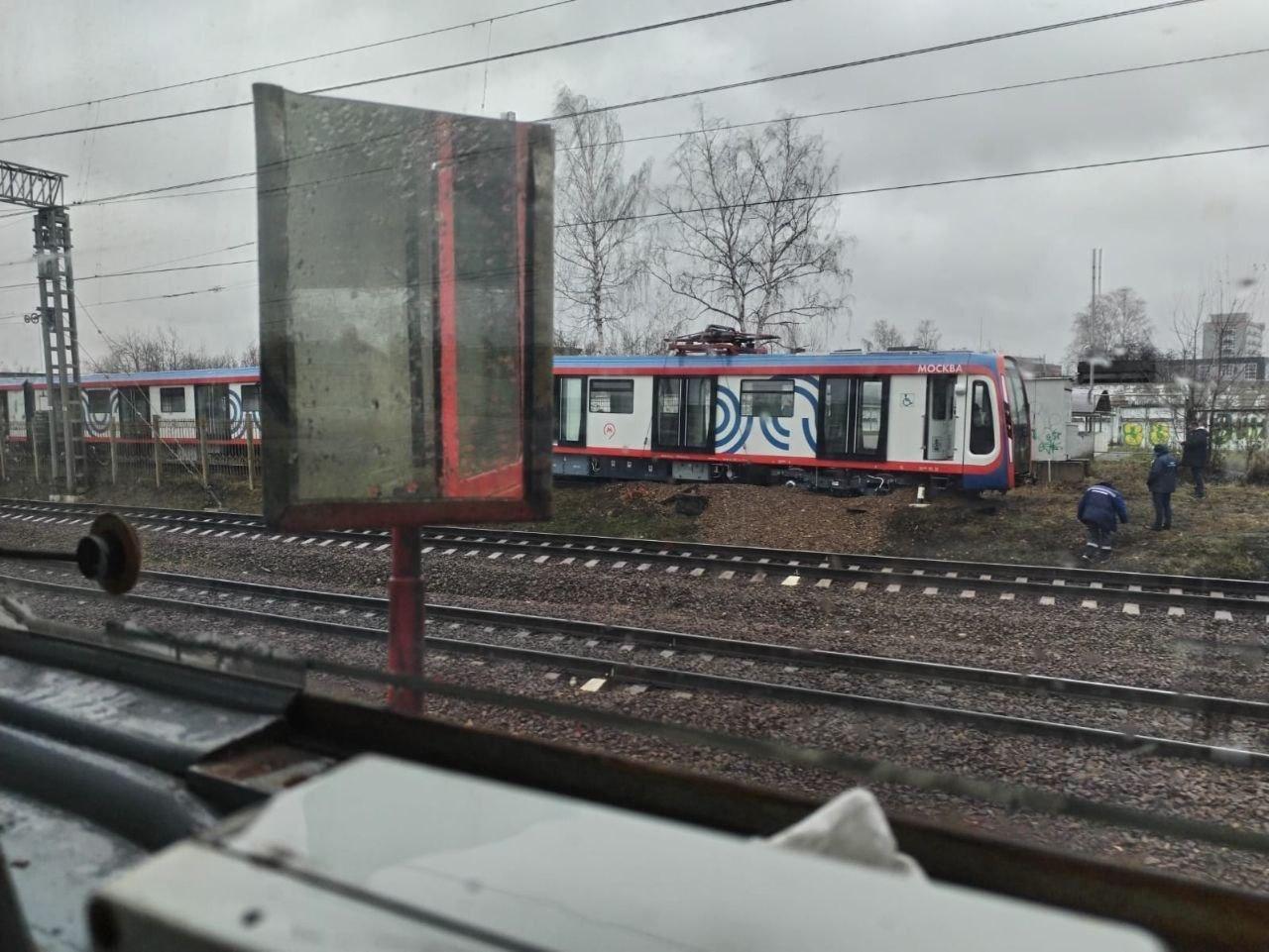 Метропоезд «Москва 2020» сошел с рельсов в Мытищах