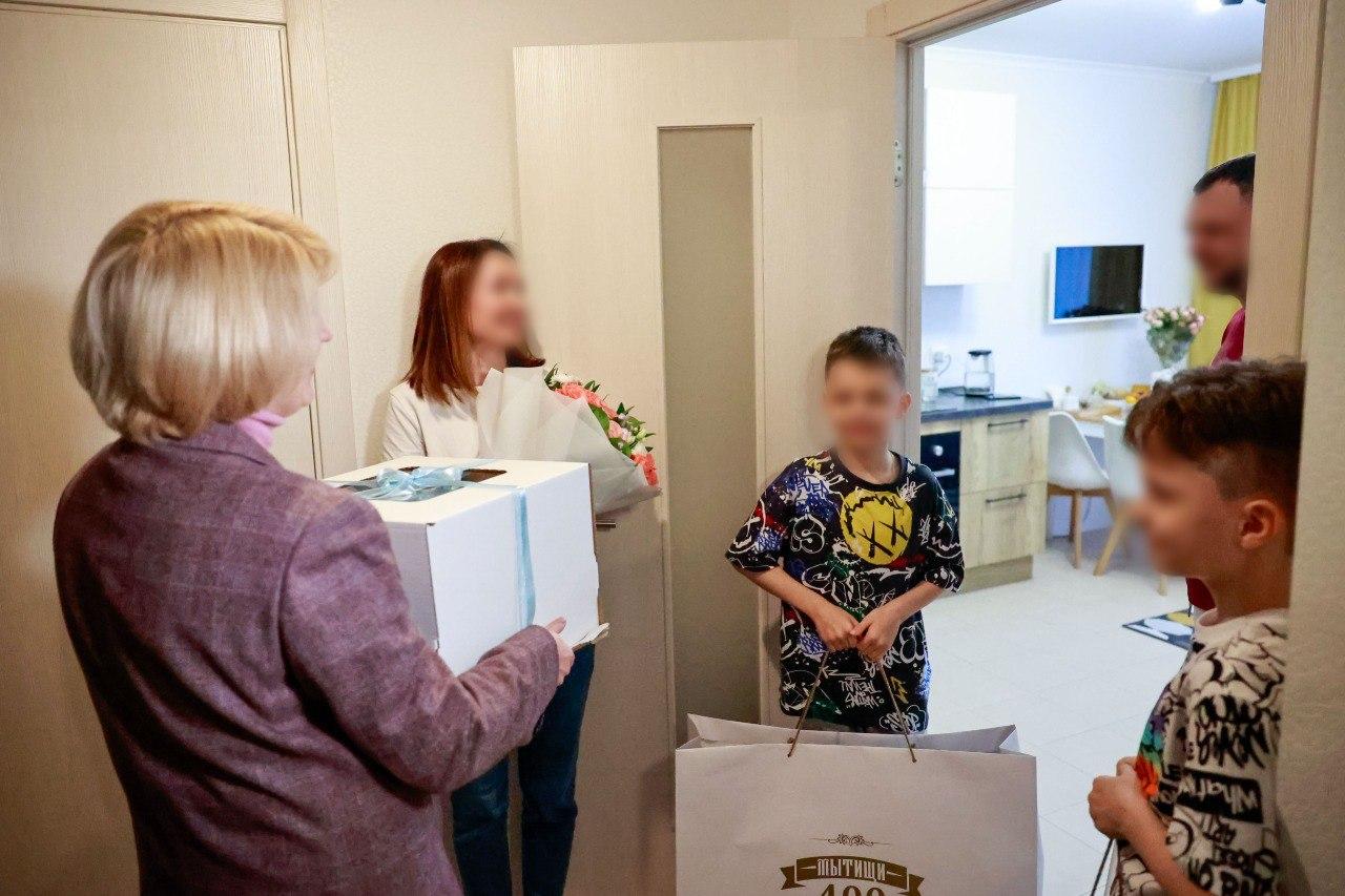 Глава городского округа Мытищи Юлия Купецкая поздравила детей бойца СВО