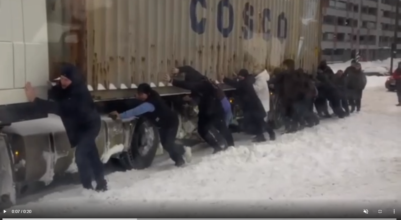Десятки людей вытолкали из снега фуру в Новой Москве