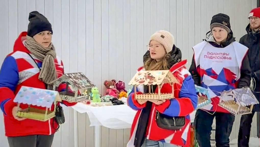 В электростальском парке «Авангард» играли в хоккей на снегу и делали рождественских ангелов