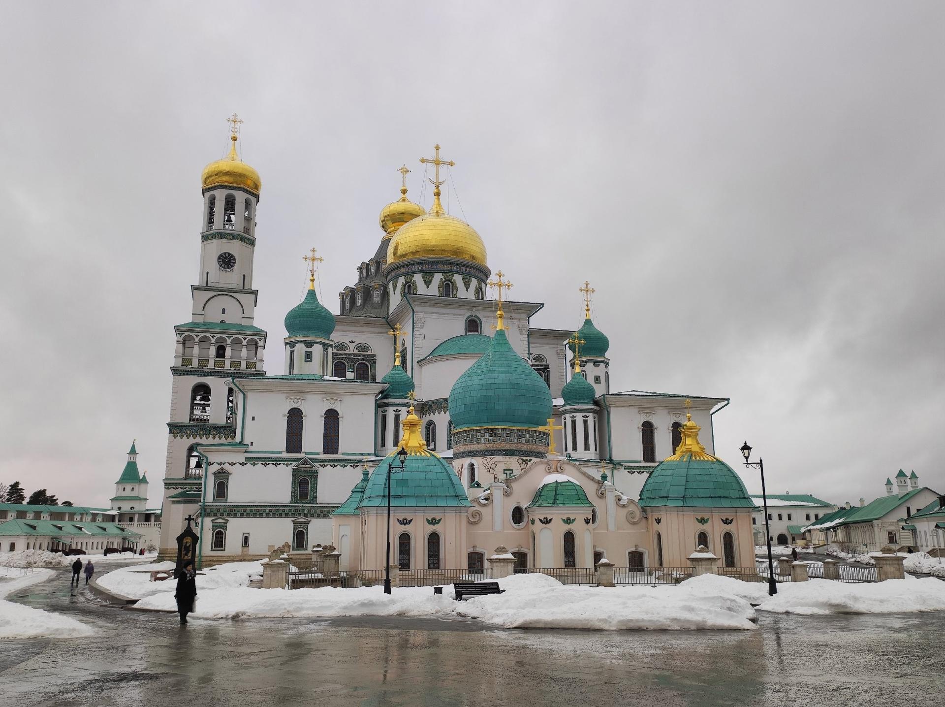 Мытищинские долголеты посетили Новоиерусалимский монастырь в Истре с экскурсией