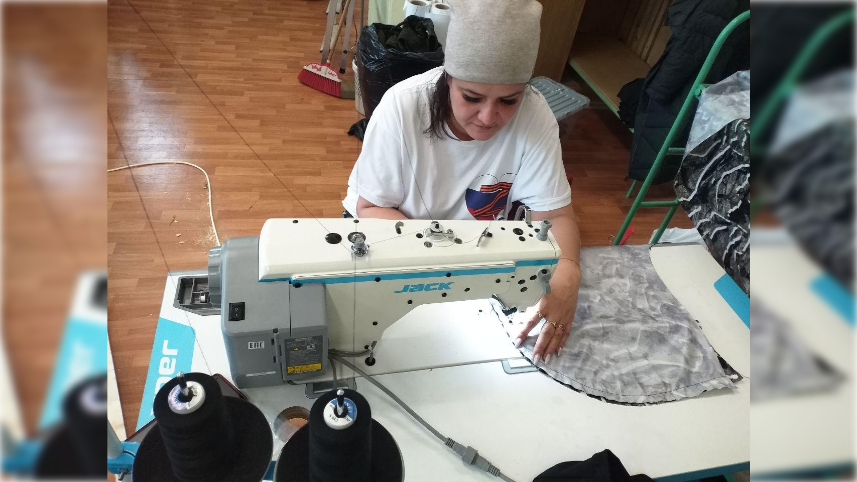 Новые промышленные швейные машины для пошива одежды бойцам СВО закупили лосино-петровские волонтеры
