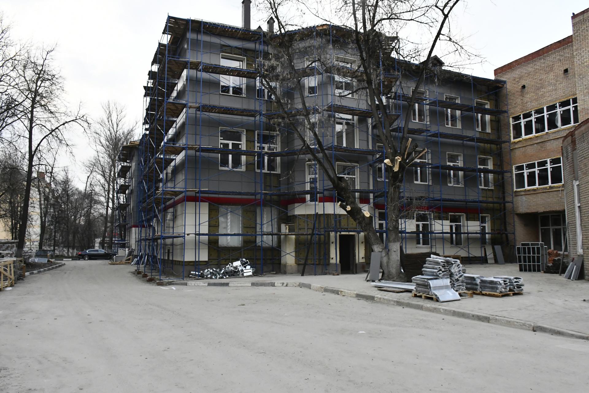 В Жуковском продолжается капитальный ремонт поликлиники для взрослых