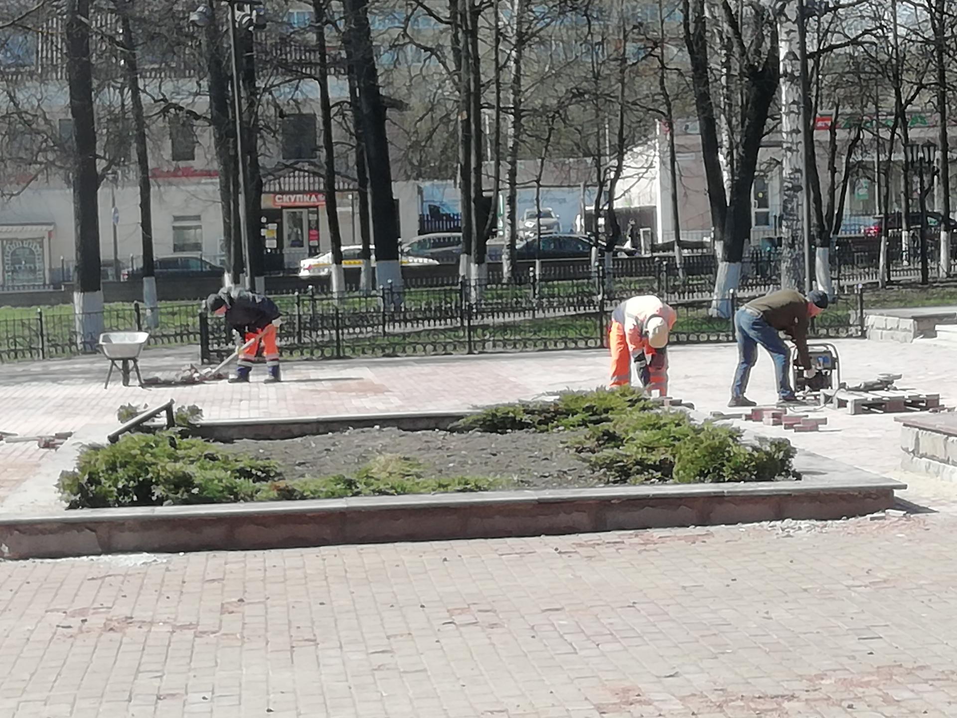 Волонтеры и службы ЖКХ Звенигорода проводят уборку города