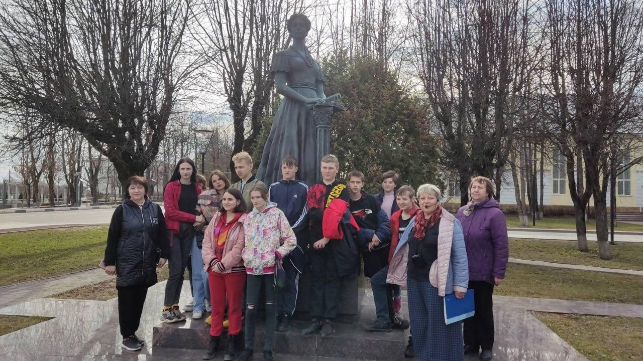Культпоход по историческому центру поселка Шаховская состоялся для старшеклассников Шаховской школы-интерната
