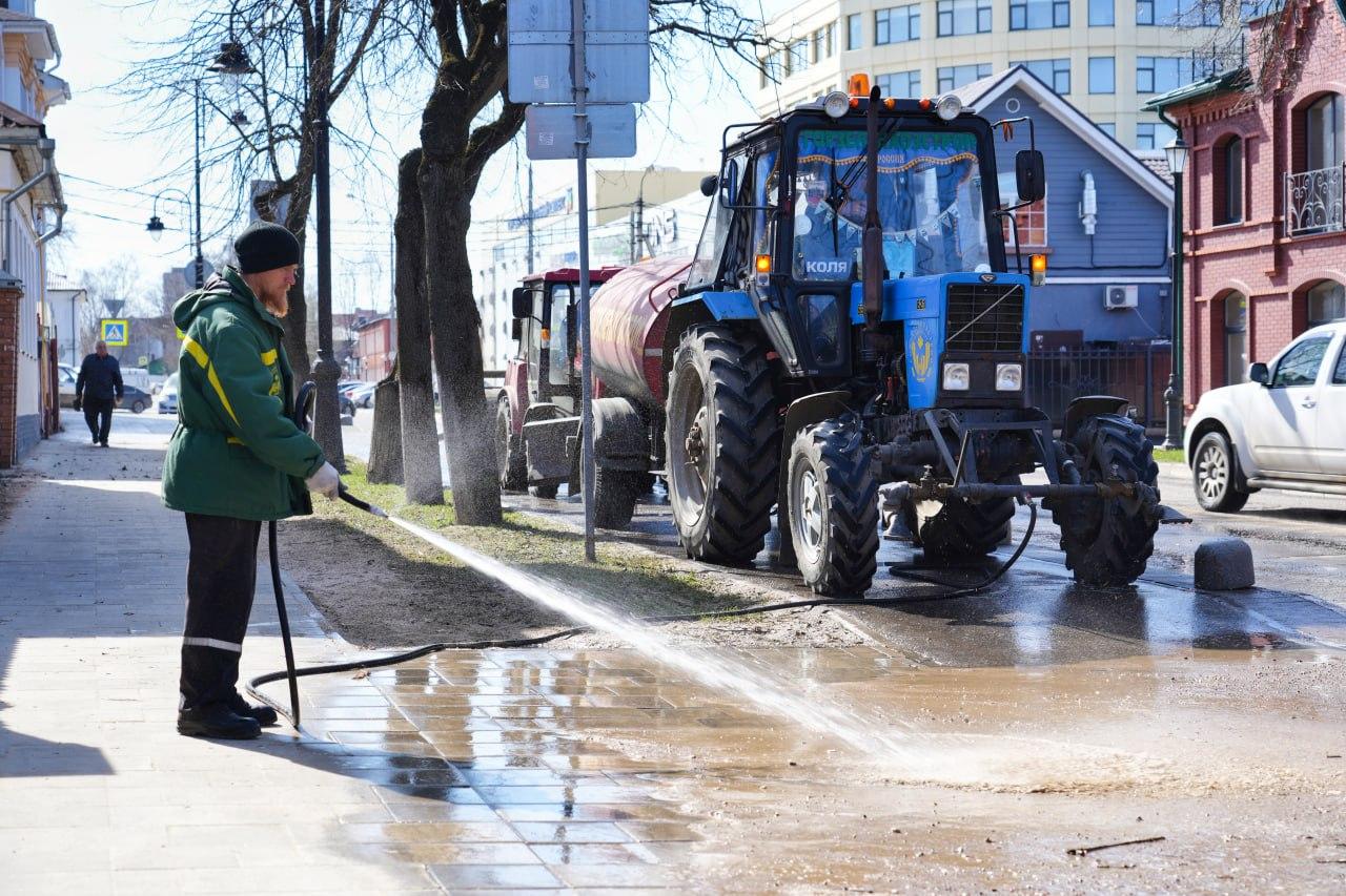 В Сергиевом Посаде сотрудники коммунальных служб наводят чистоту и порядок