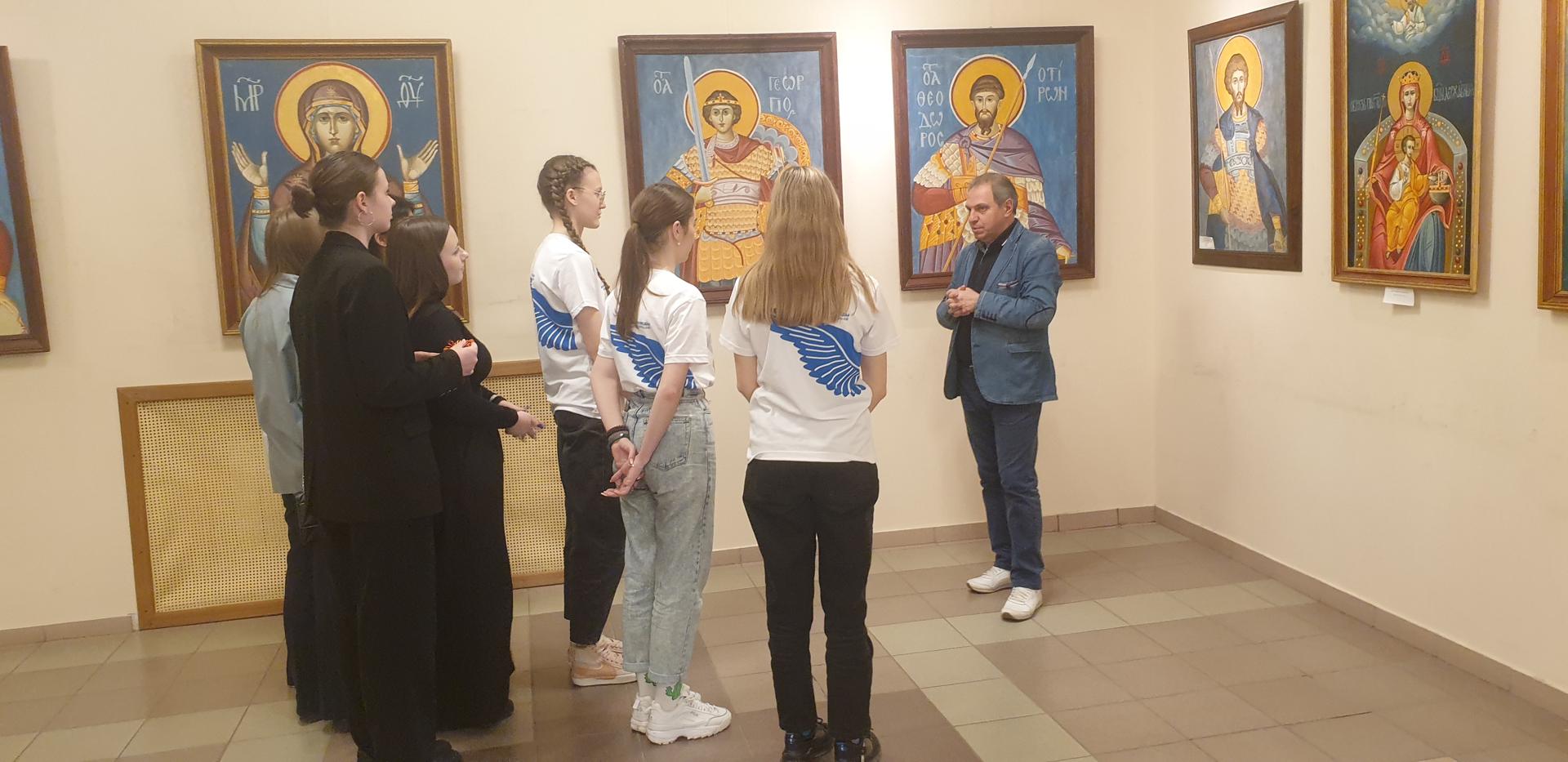Долгопрудненские «Волонтеры Победы» познакомили школьников с иконами святых русских воинов