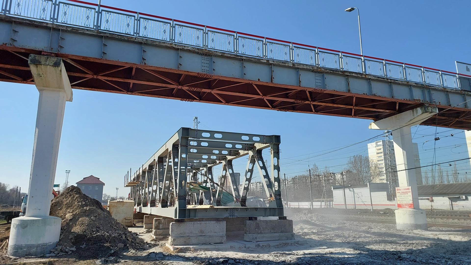 Завершен 1 этап строительства пешеходного моста через железную дорогу в Серпухове