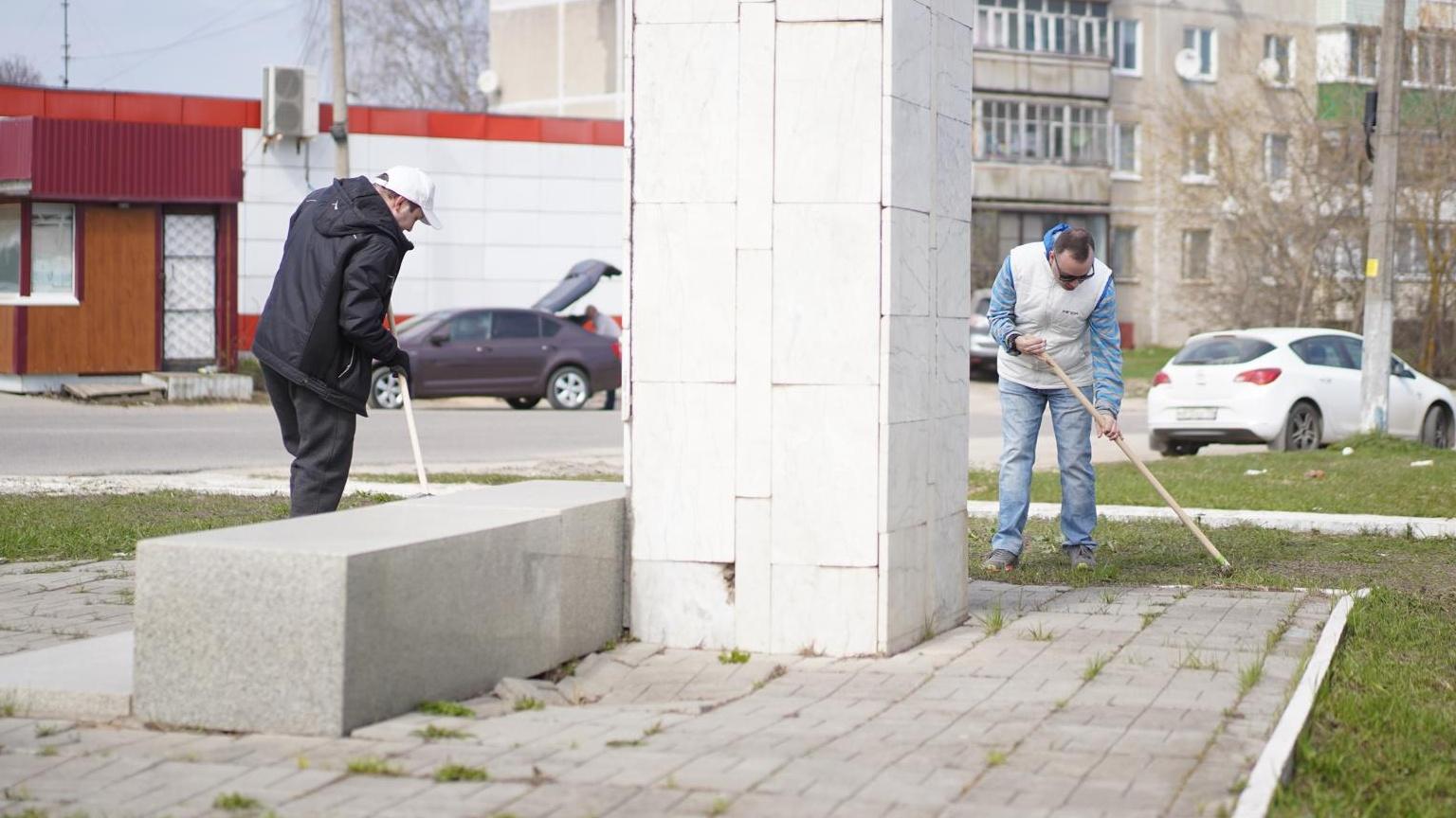 Волонтёры Егорьевска привели в порядок территорию у памятника дорожникам