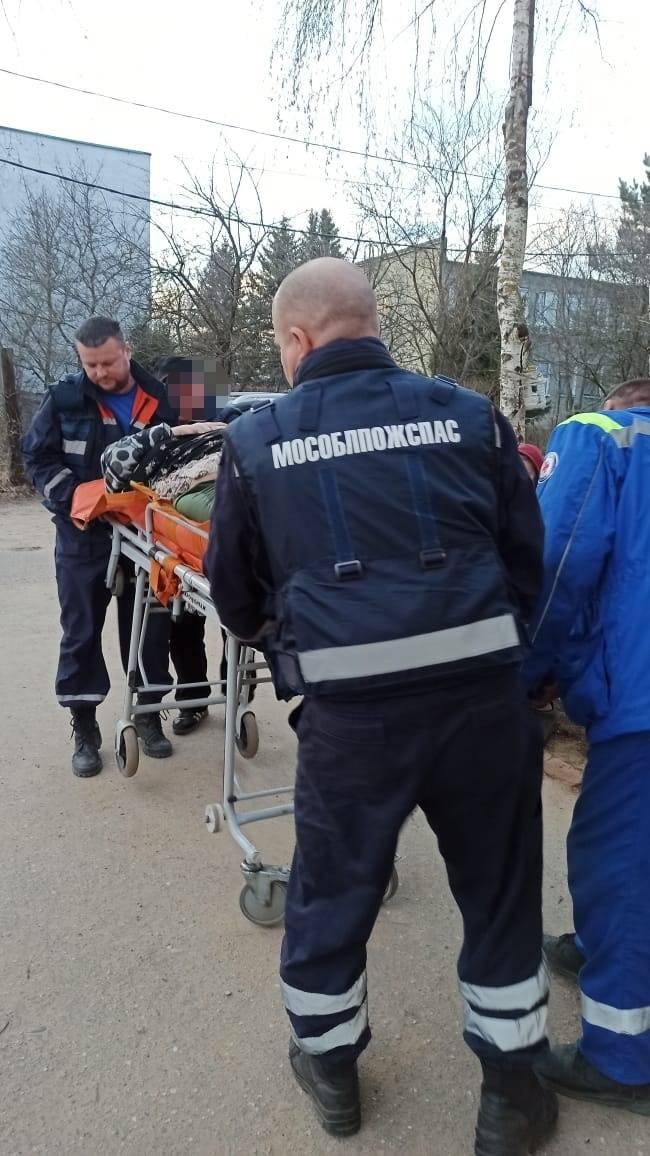 Работники ГКУ МО «Мособлпожспас» помогли медикам в транспортировке жительницы округа