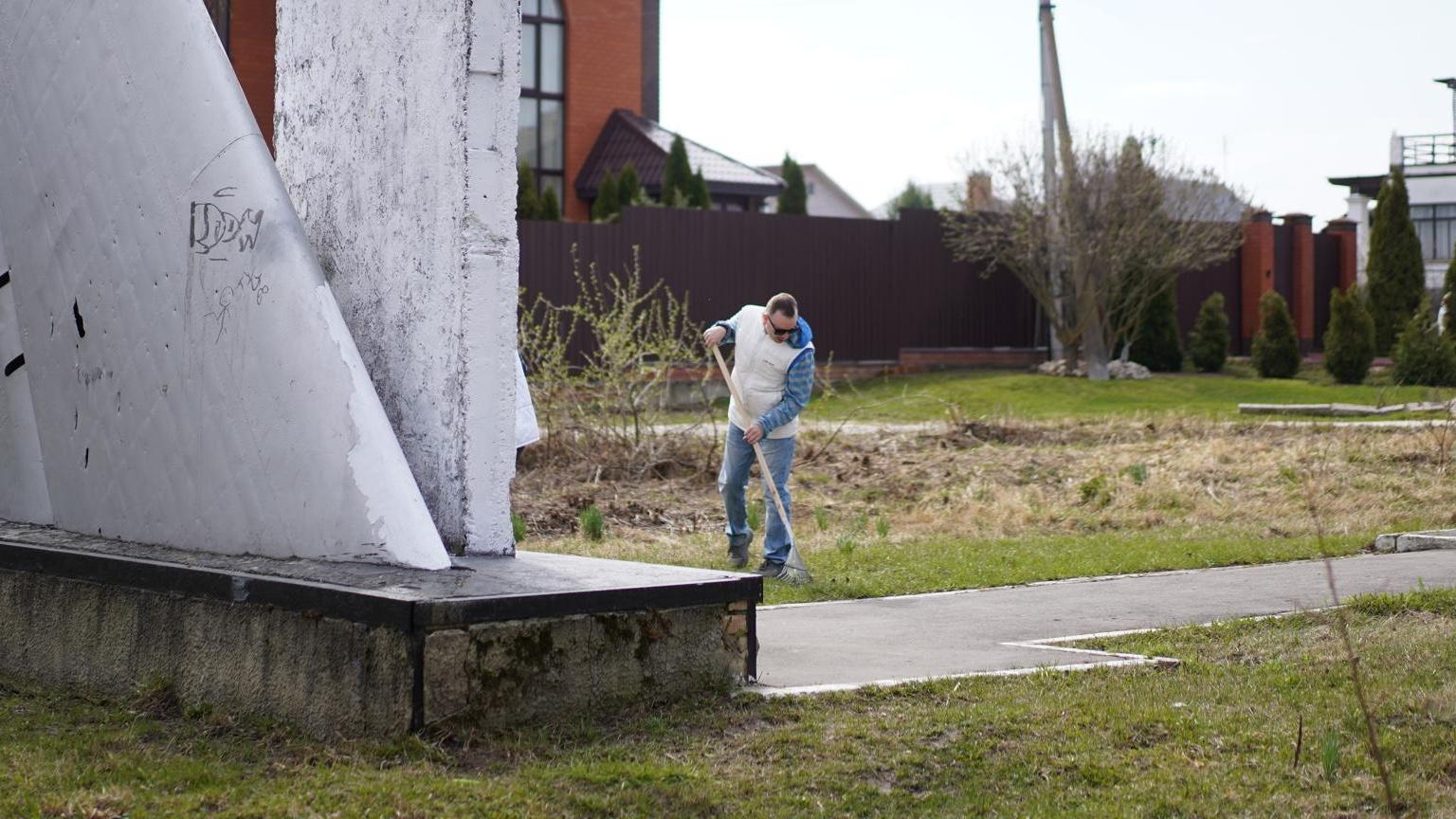 Волонтёры в Егорьевске привели в порядок территорию около памятника инженерам-испытателям