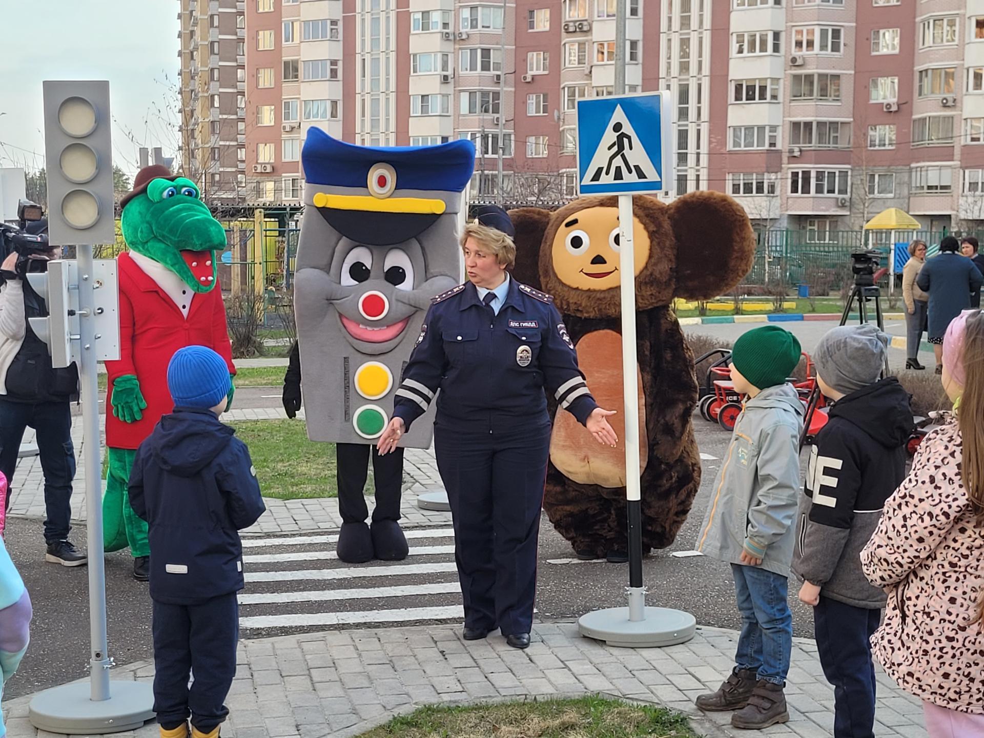 В детсаду Ленинского округа занятие по БДД провели герои мультфильма «Чебурашка»