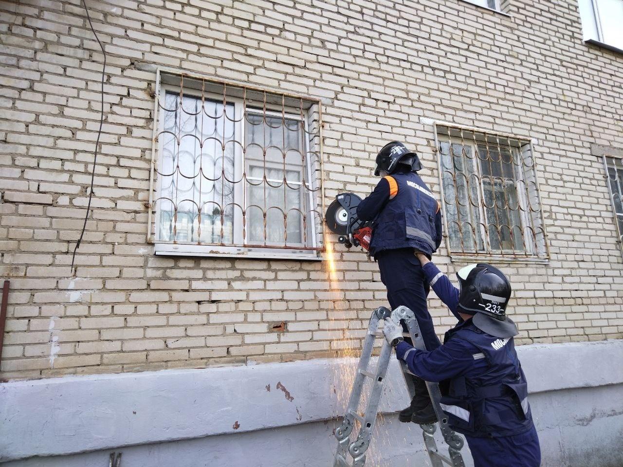 Сотрудники пожарной части спасли ребенка из запертой квартиры в Сергиево-Посадском городском округе
