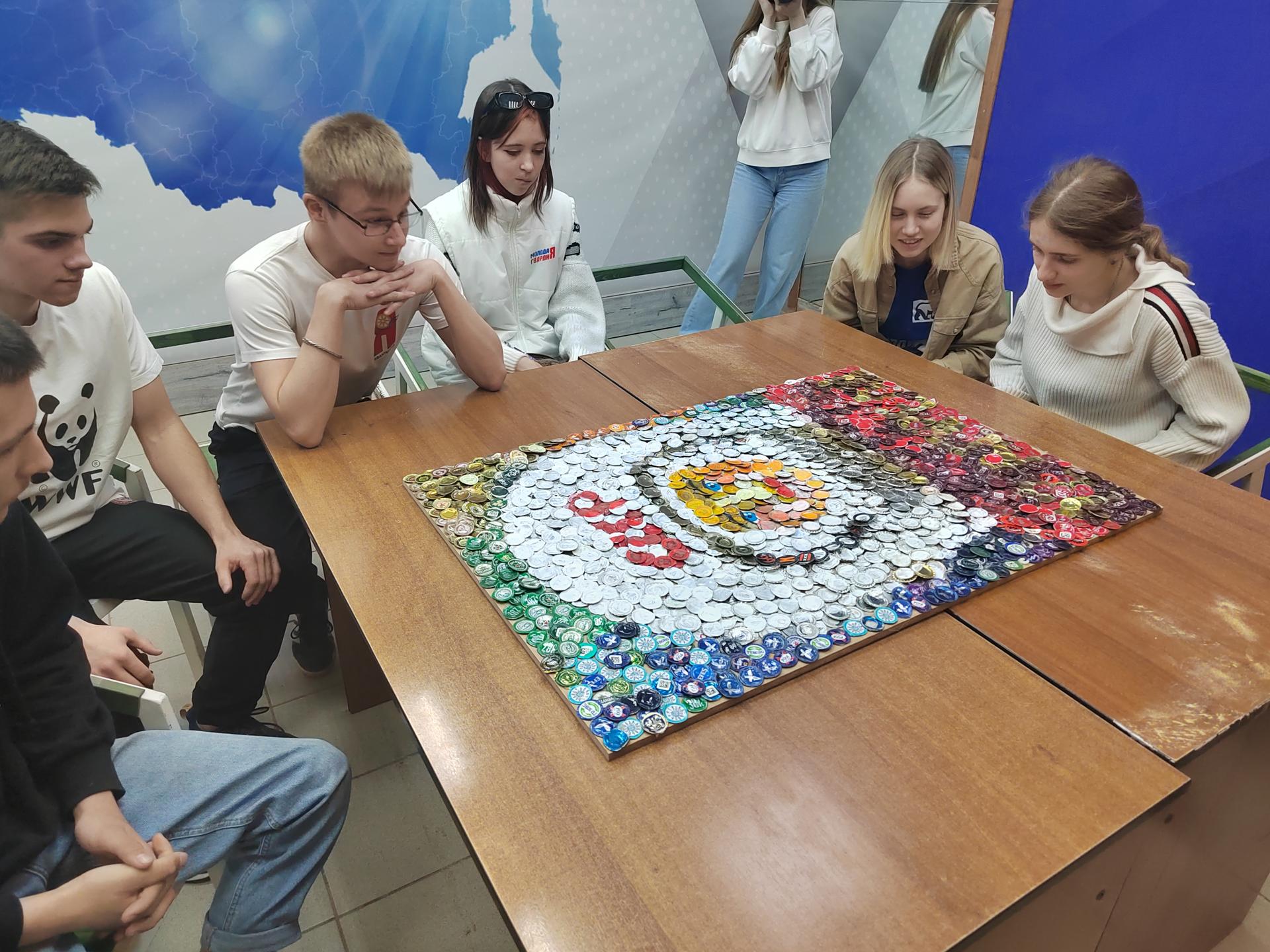 Активисты «Молодой гвардии» округа Пушкинский презентовали картину из 2000 металлических крышек ко Дню космонавтики