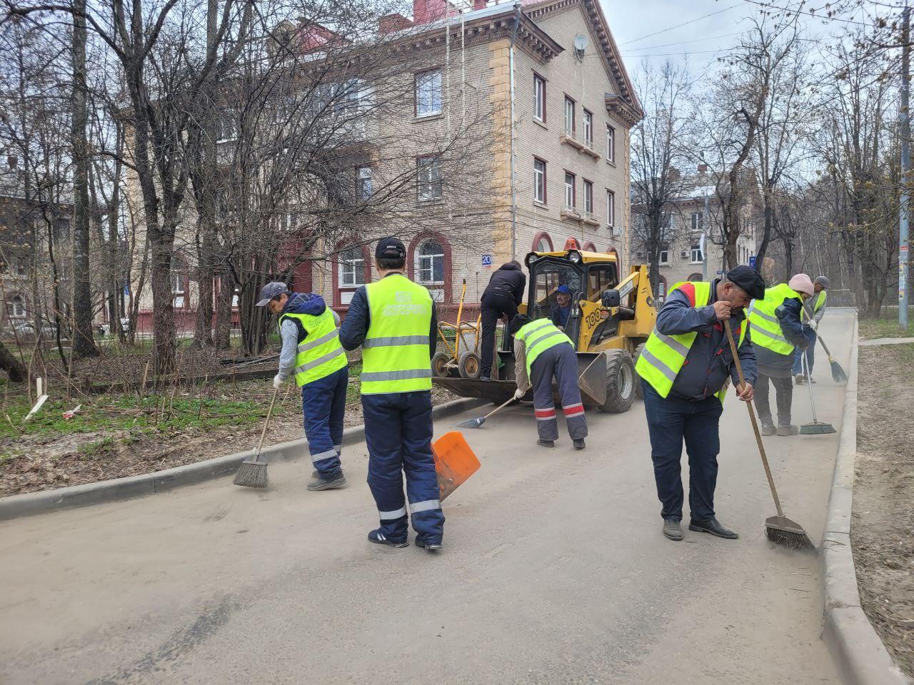 Мойка, полив и подметание улиц: рабочие будни коммунальщиков Ленинского округа