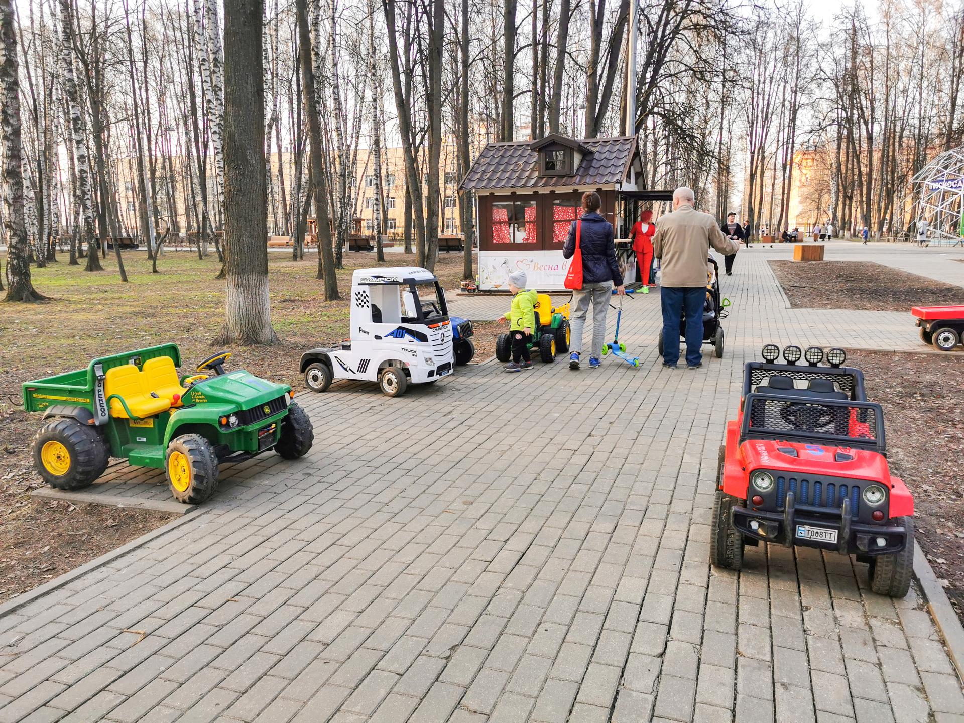 В Центральном городском парке Королева появились новые детские электромобили