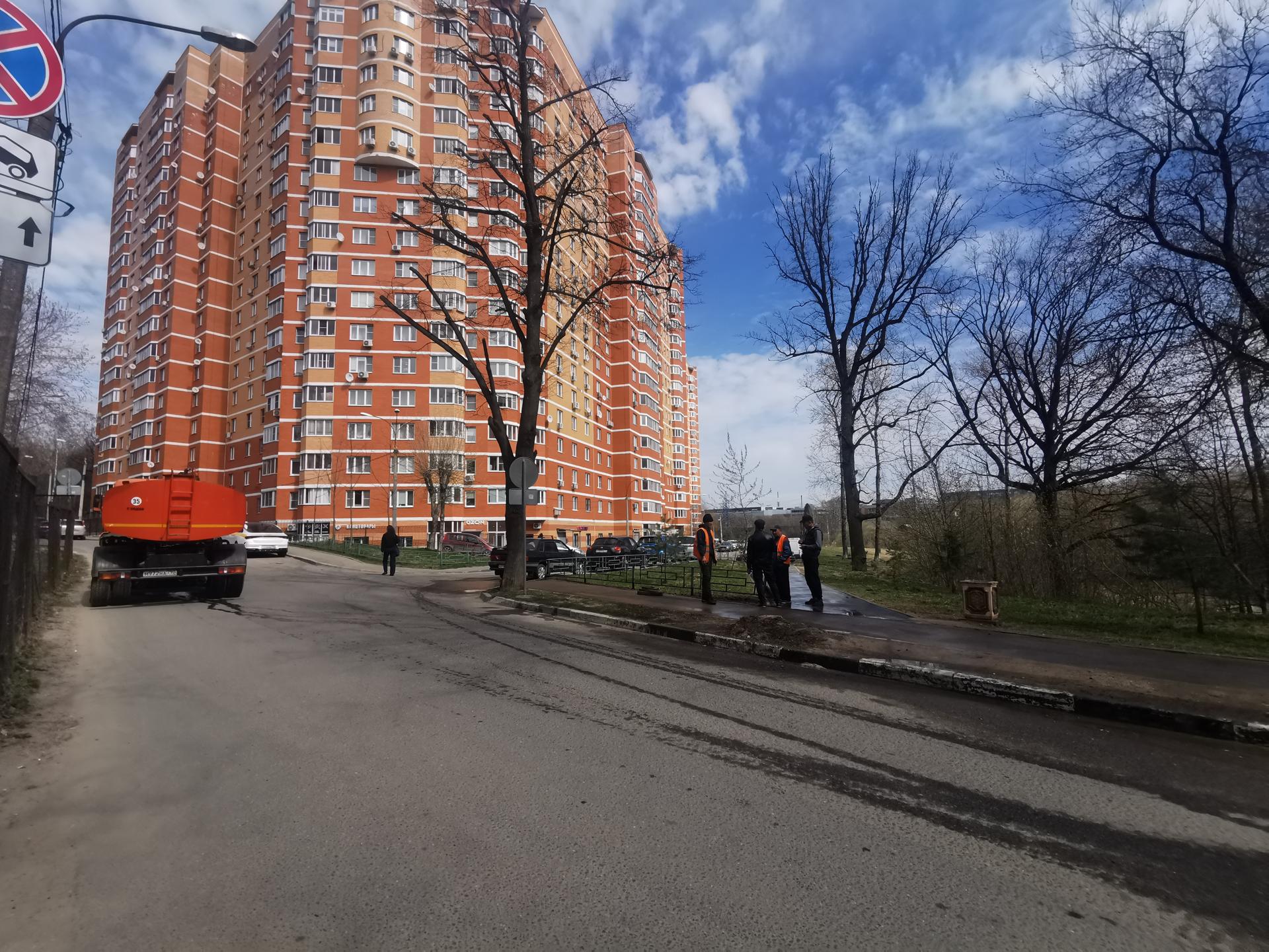 Дороги в микрорайоне Климовск в Подольске начали мыть в рамках месячника чистоты