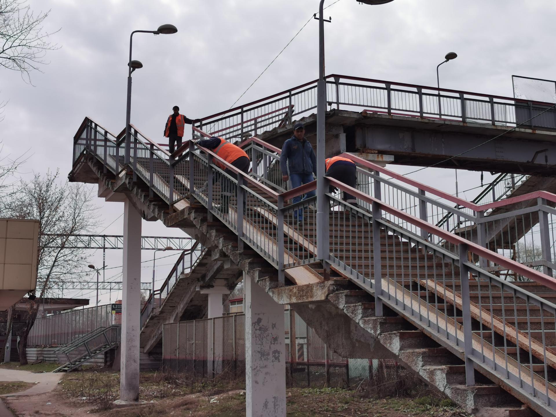 Ремонт надземного пешеходного перехода начали на ж/д станции Гривно в Подольске