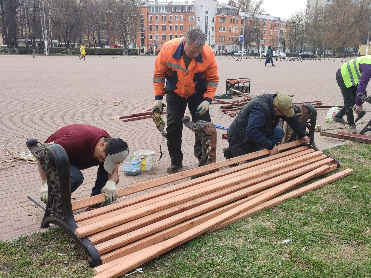 Скамейки на площади Славы в Подольске обновили