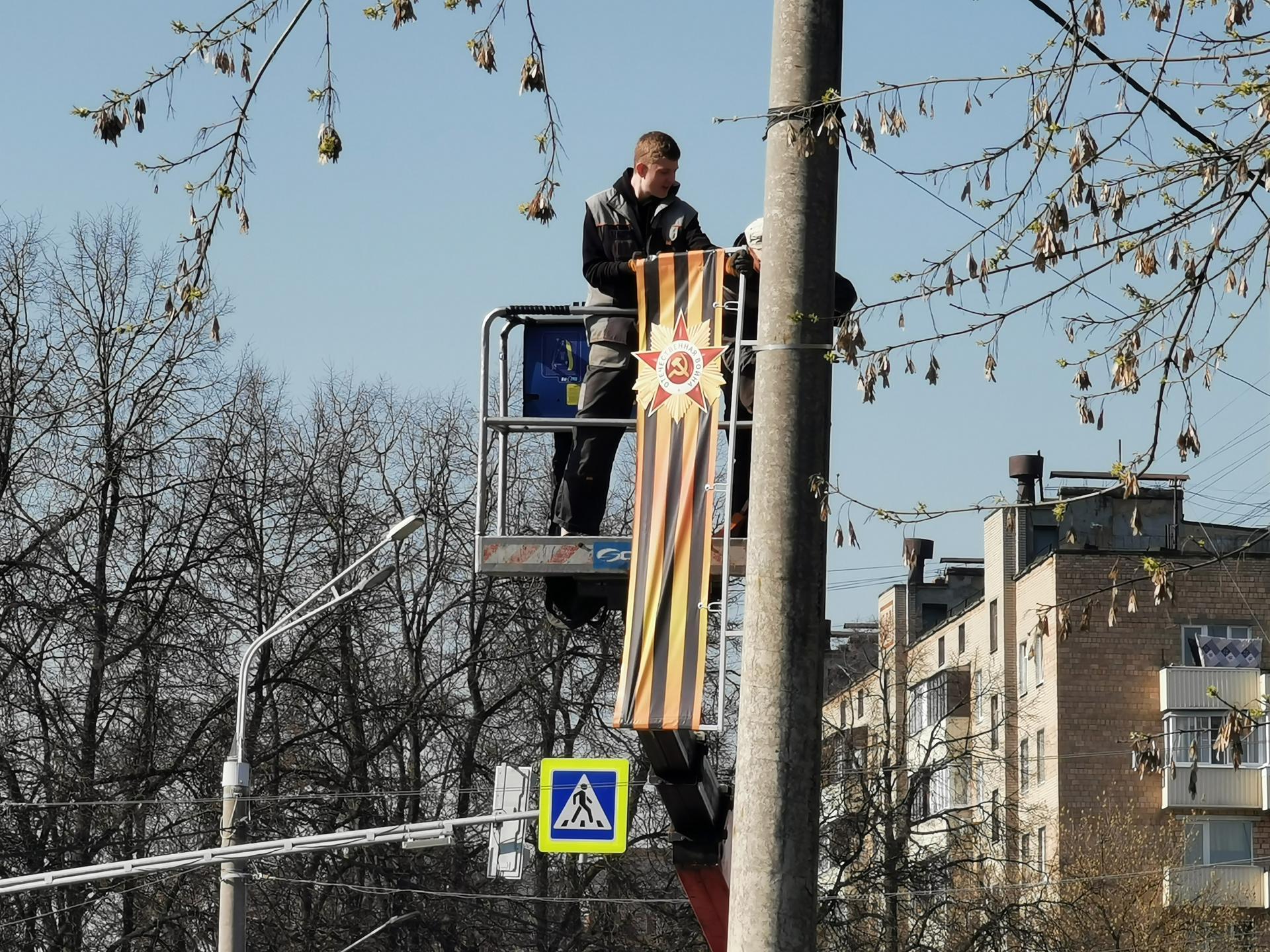 Улицы ко Дню Победы начали украшать в Подольске