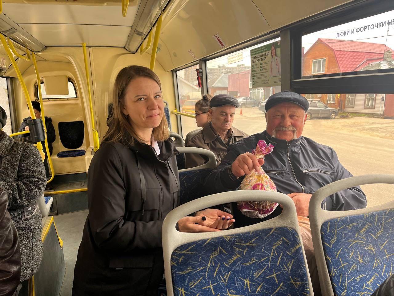 Пасхальные наборы подарили пассажирам автобусов «Мострансавто» в Чехове