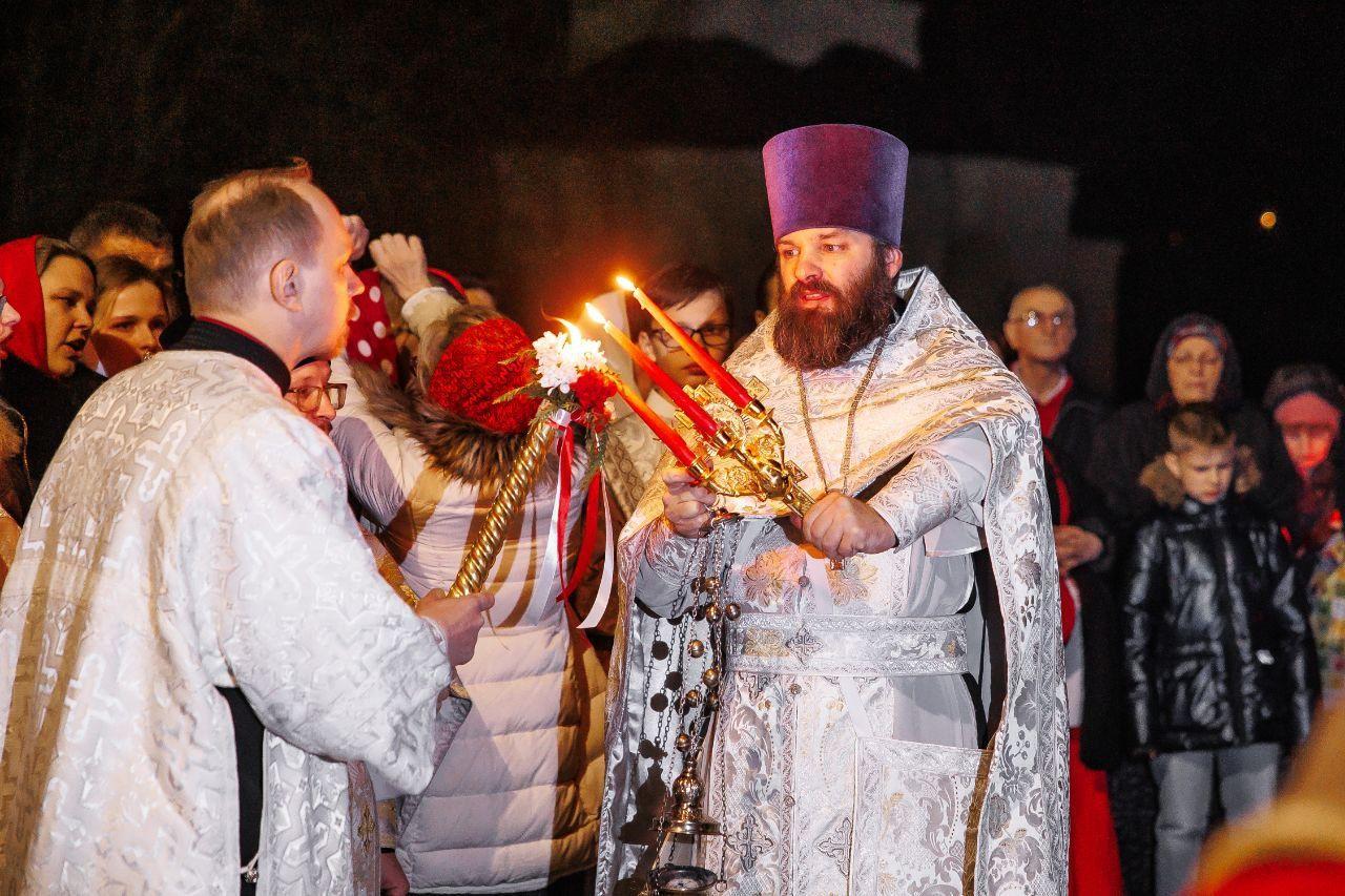 Благодатный огонь из Иерусалима доставлен в Дубну: встреча сотен верующих и священников