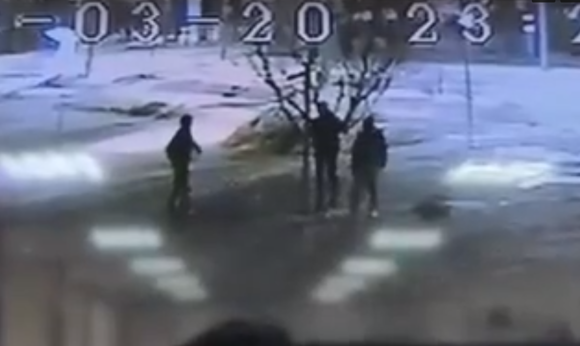 Камера видеонаблюдения засняла хулиганов, разбивших уличные фонари в Щелкове