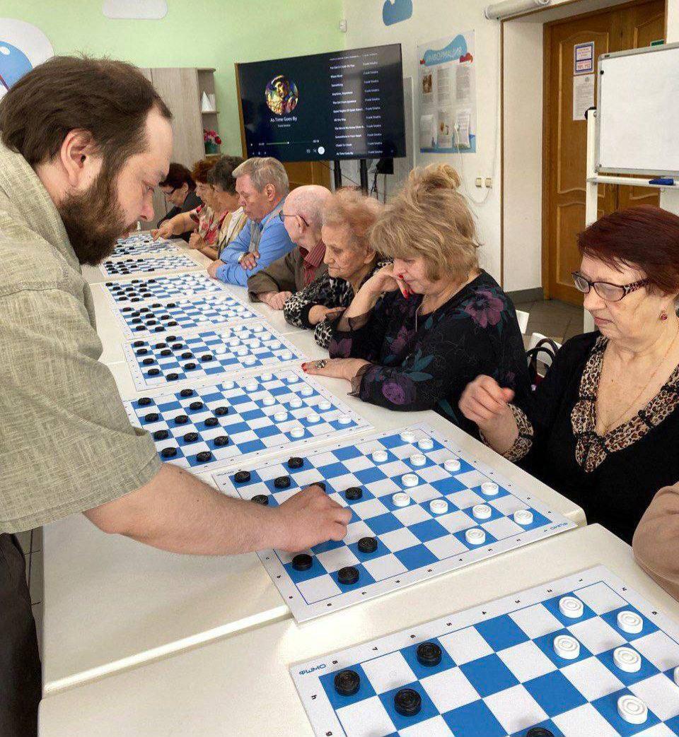 Подмосковые гроссмейстеры научат пенсионеров Истры играть в шашки