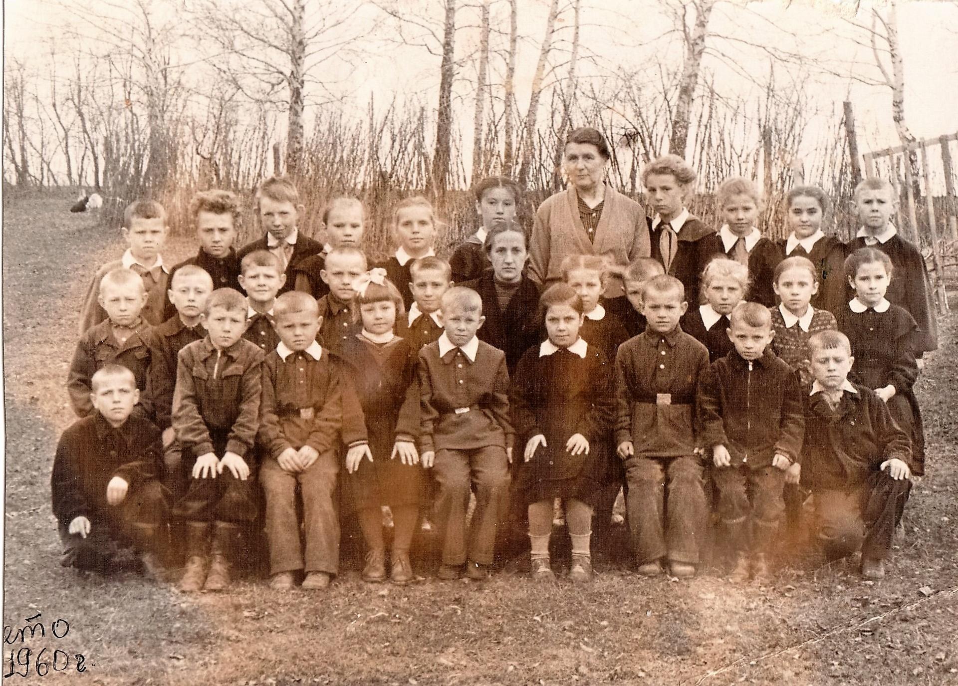 Ученики Троицко-Борковской школы с учителями Симаковой Е.П. и Коньковой А.И., 1960 год