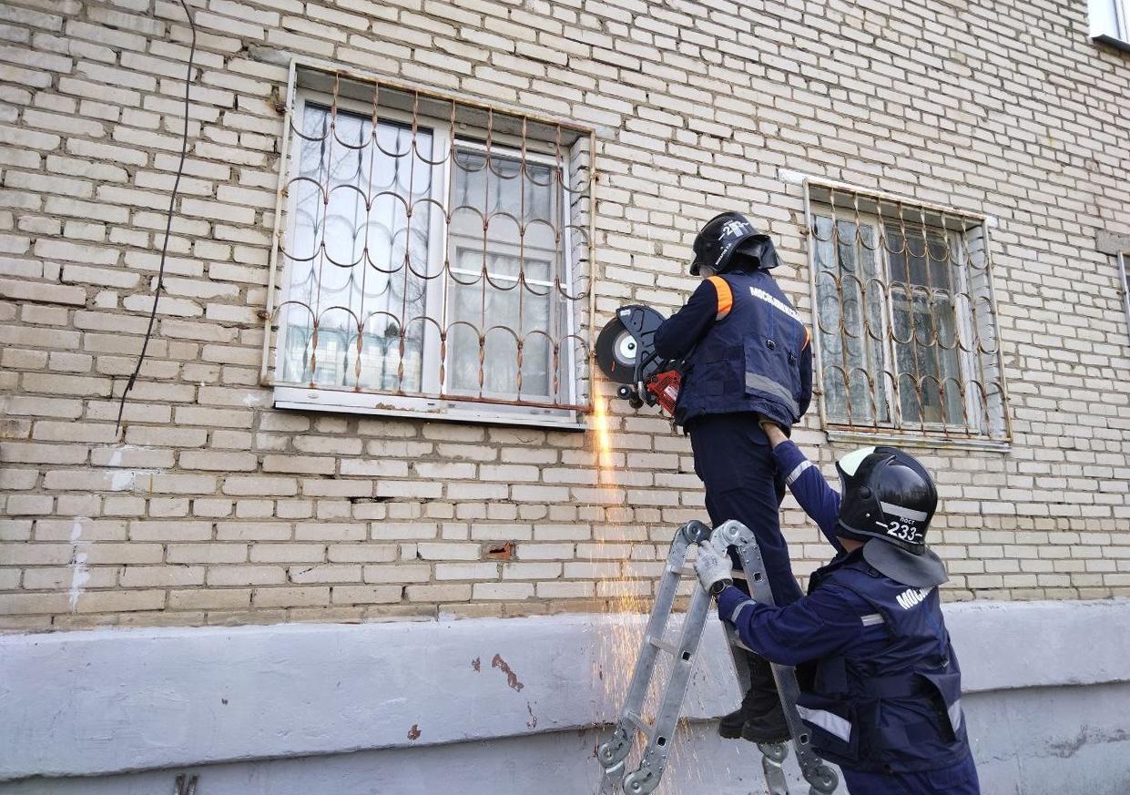 Работники ГКУ МО «Мособлпожспас» освободили ребенка из запертой квартиры в Сергиевом Посаде