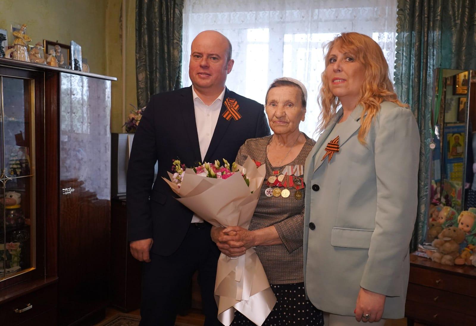 Партийцы Котельников поздравили с днем Победы несовершеннолетнюю узницу фашистских концлагерей