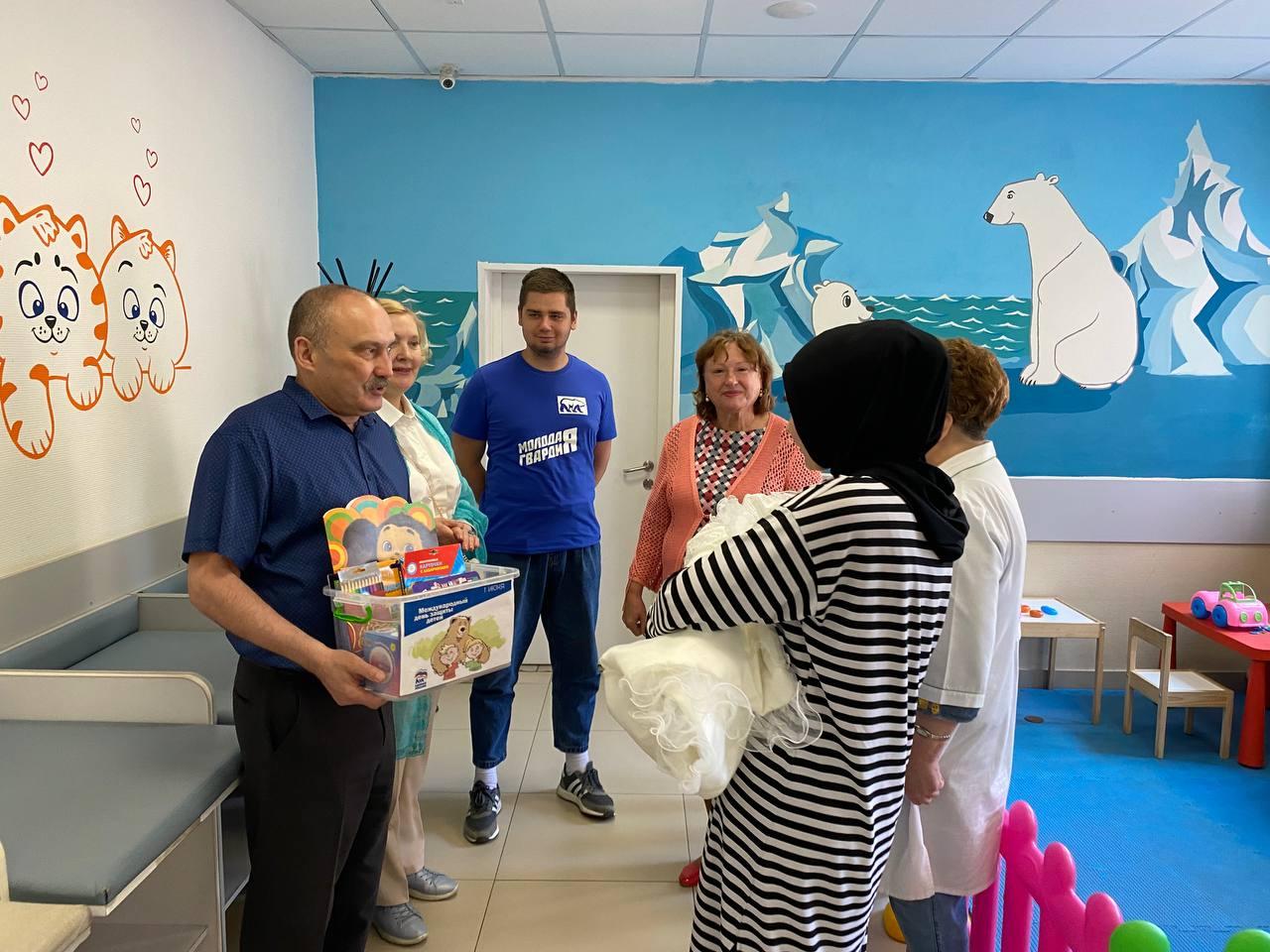 Партийцы Котельников передали книги и детские игрушки в «Добрую комнату»