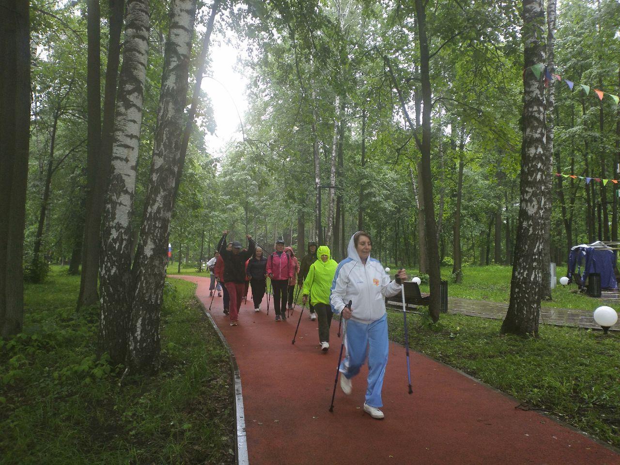 Марафон скандинавской ходьбы для долголетов провели в парке Лосино-Петровского