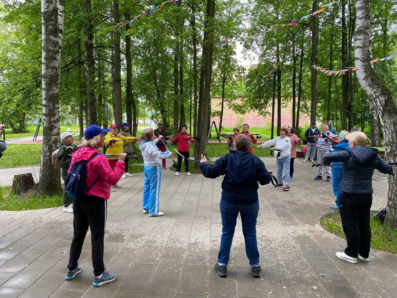 Мастер-класс по дыхательной гимнастике и скандинавской ходьбе прошел в парке Лосино-Петровского