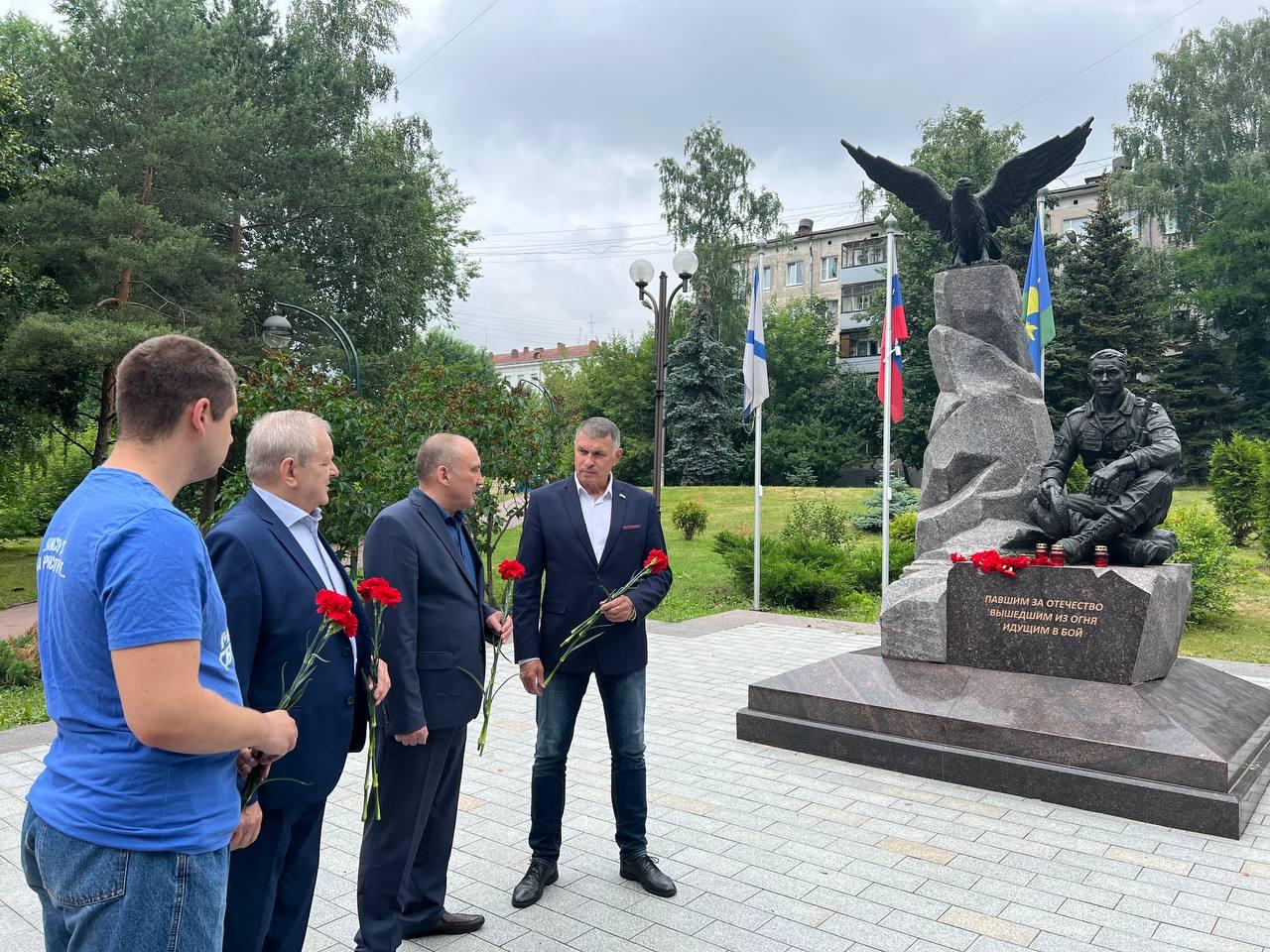 Партийцы Котельников возложили цветы к памятнику воинам интернационалистам