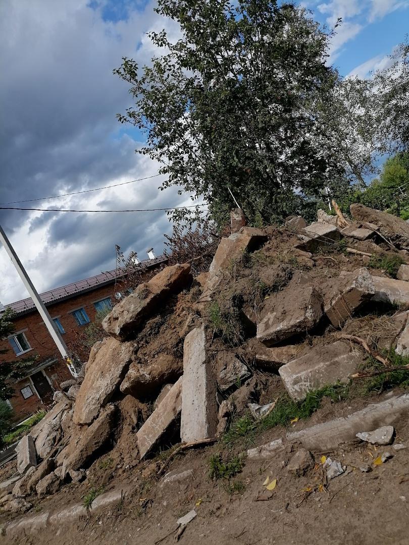 В деревне Савостино остался мусор после ремонта бордюров