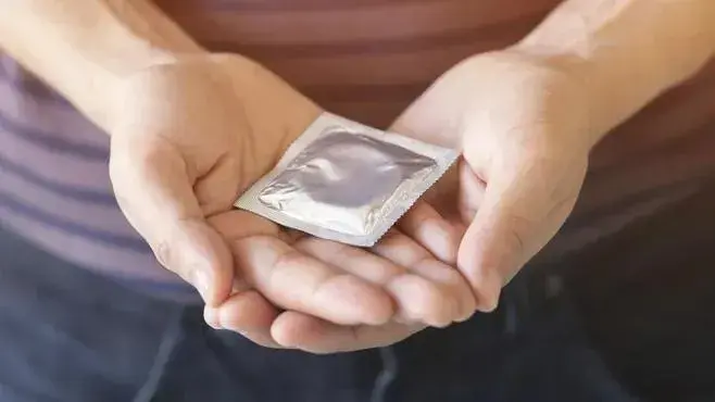 Сексолог предложила установить в российских школах автоматы с презервативами