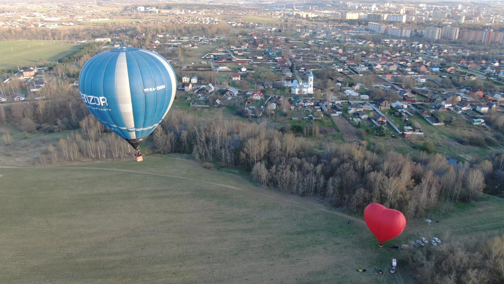 На большом воздушном шаре мы над Дмитровом летаем: на севере Подмосковья проходят фестивали воздухоплавания