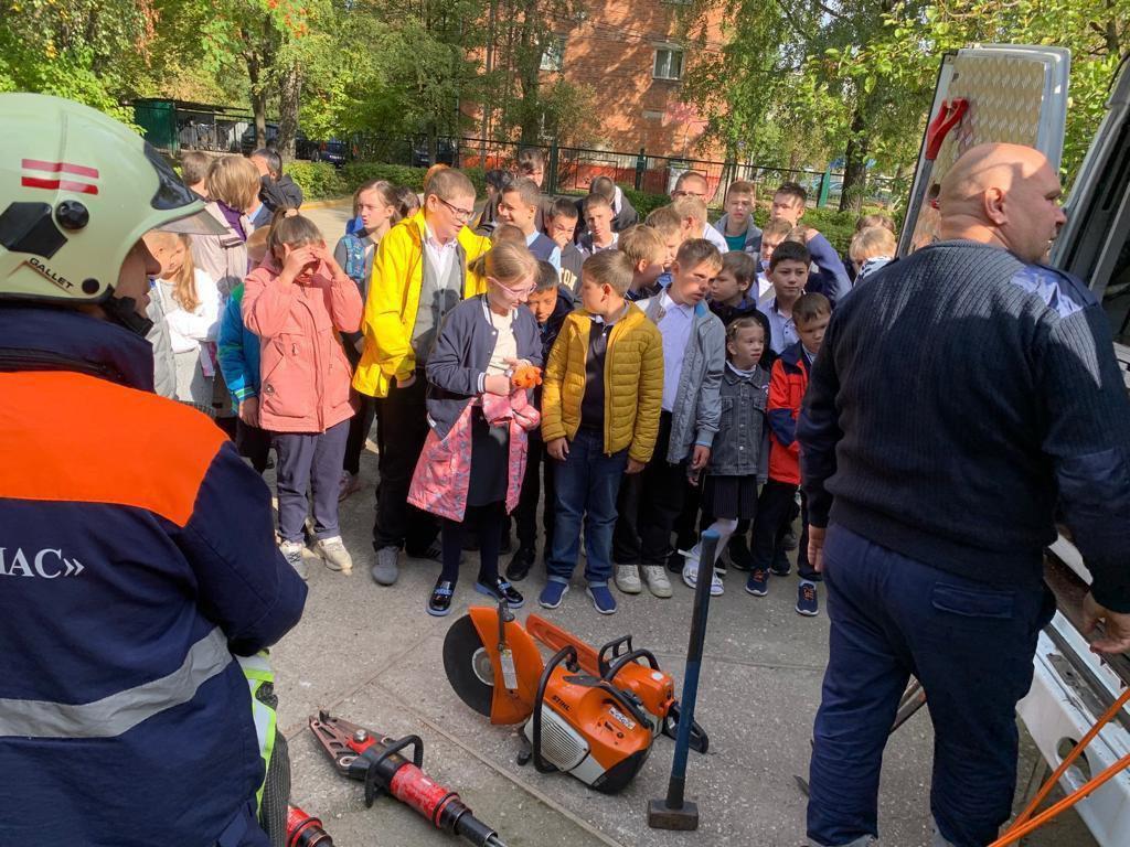 Спасатели эвакуировали сотрудников и воспитанников чеховской школы-интерната