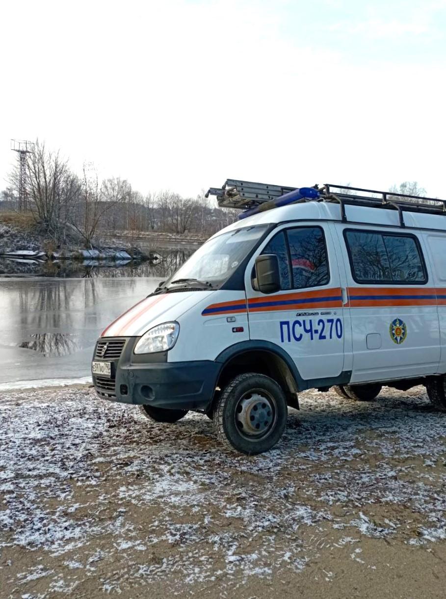 Дмитровские спасатели вытащили провалившегося под лед мужчину