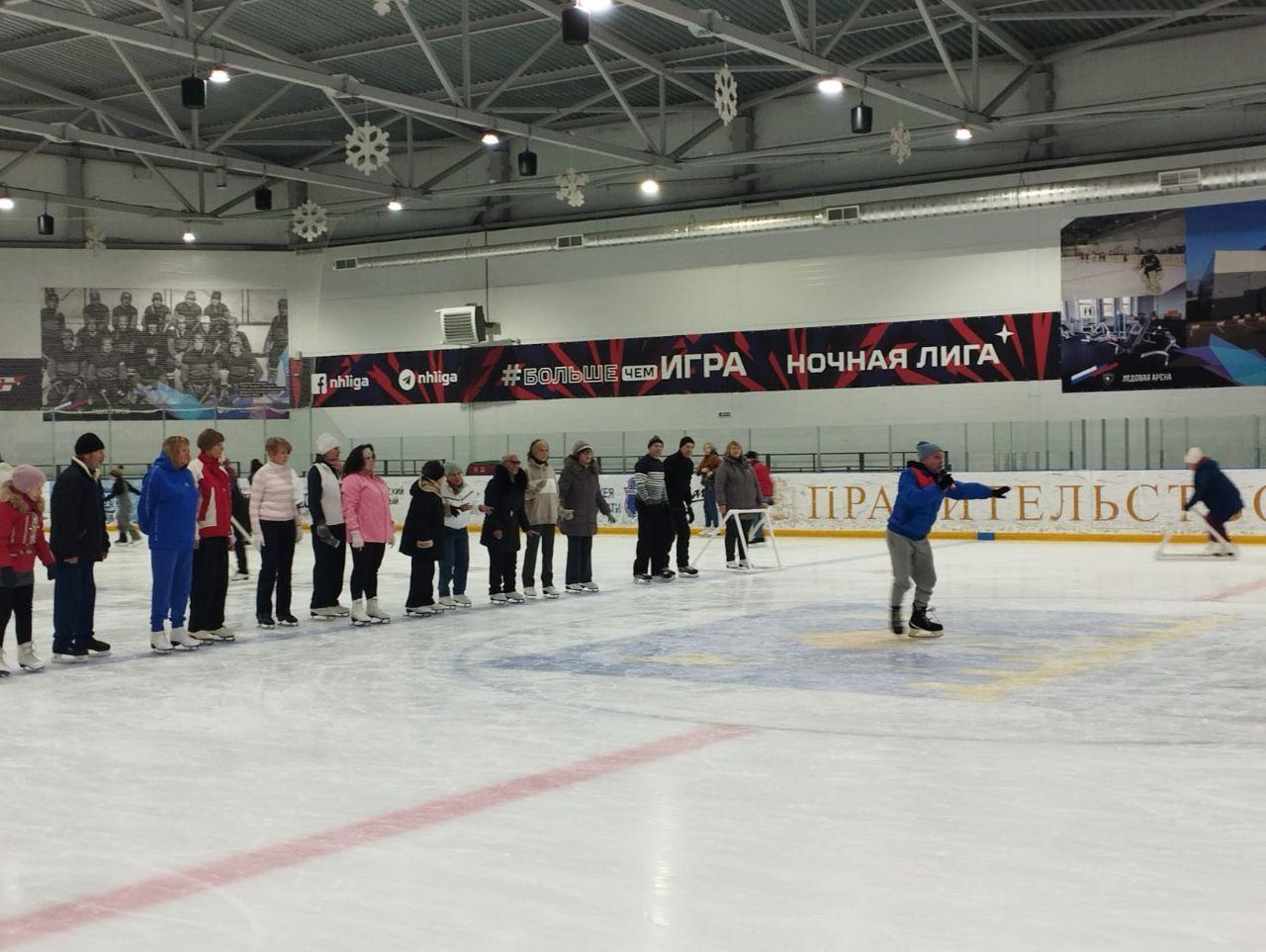Активные долголеты из Дубны освоили катание на льду на мастер-классе