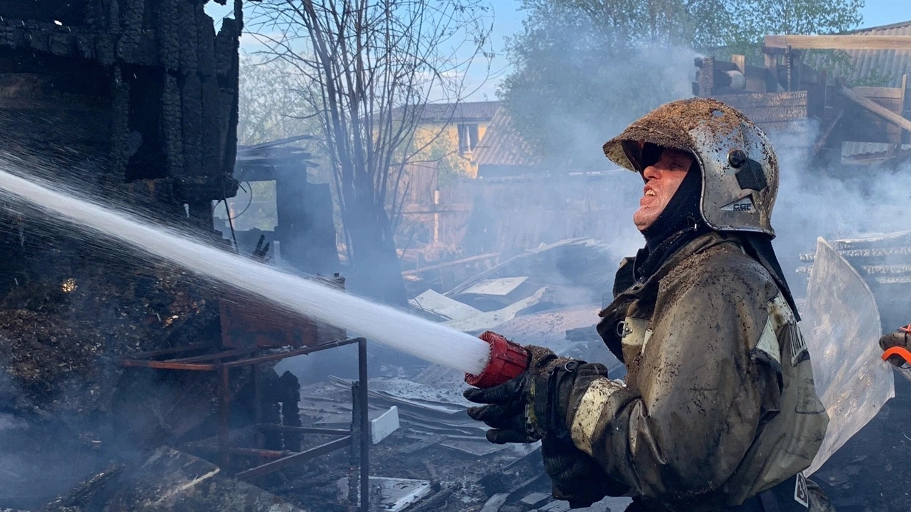 В Салехарде ночью горела «Деревяшка»: огонь уничтожил 80 квадратных метров