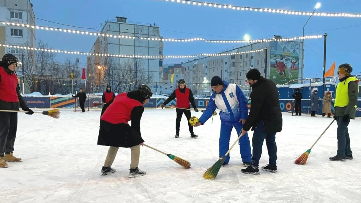 Хоккей с метлой, автогонки на льду и снежный волейбол: как на Ямале прошла неделя зимних видов спорта