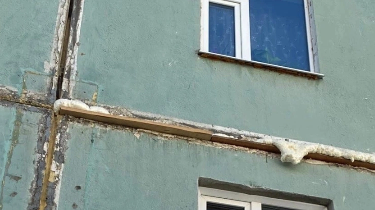 «Сквозная дыра». Жильцы пятиэтажки в Ноябрьске возмущены халатным «капремонтом»
