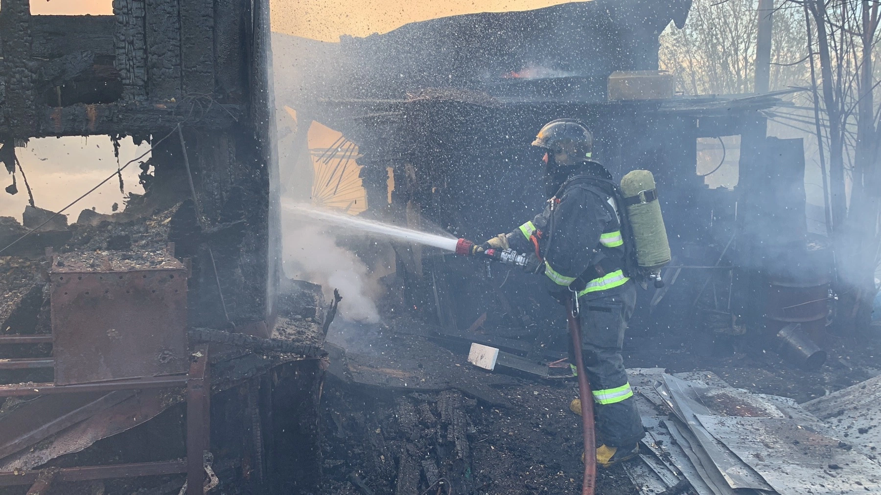 Вечером в субботу в Новом Уренгое сгорел гараж, в Салехарде – нежилой частный дом